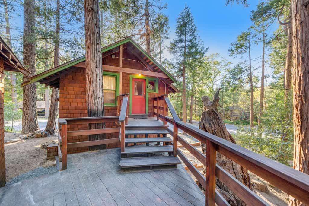 Serene & cozy vintage 1950s cabin with fireplace & washer/dryer
