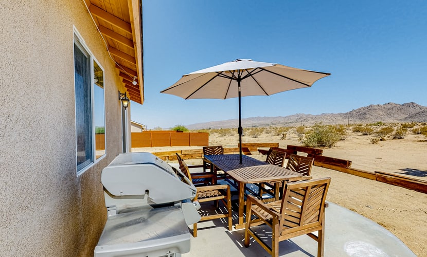 Joshua Tree gem near park entrance with gas grill, backyard, and free WiFi