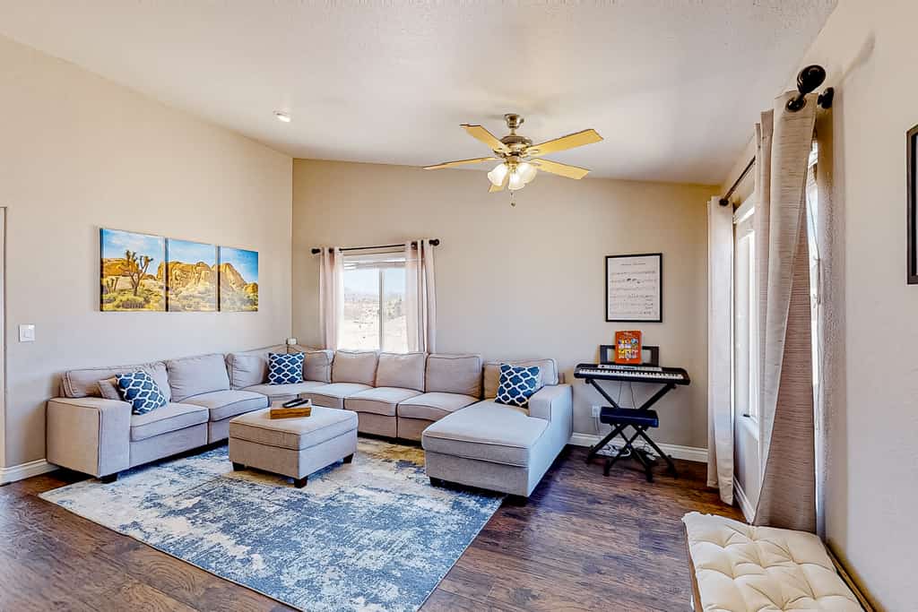 Joshua Tree gem near park entrance with gas grill, backyard, and free WiFi