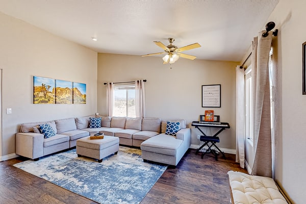 Joshua Tree gem near park entrance with gas grill, backyard, and free WiFi