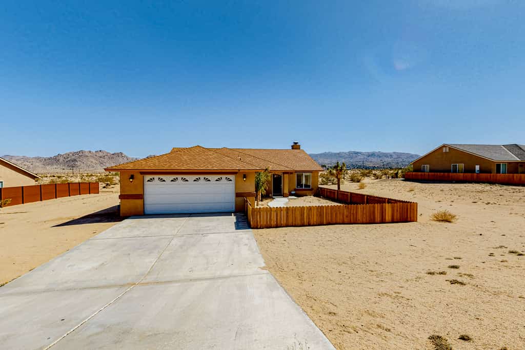 Joshua Tree gem near park entrance with gas grill, backyard, and free WiFi