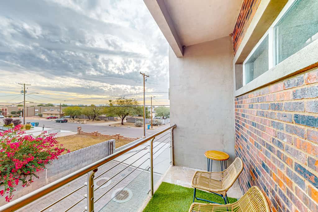 Stylish & modern dog-friendly townhome with lovely balcony - near parks & golf