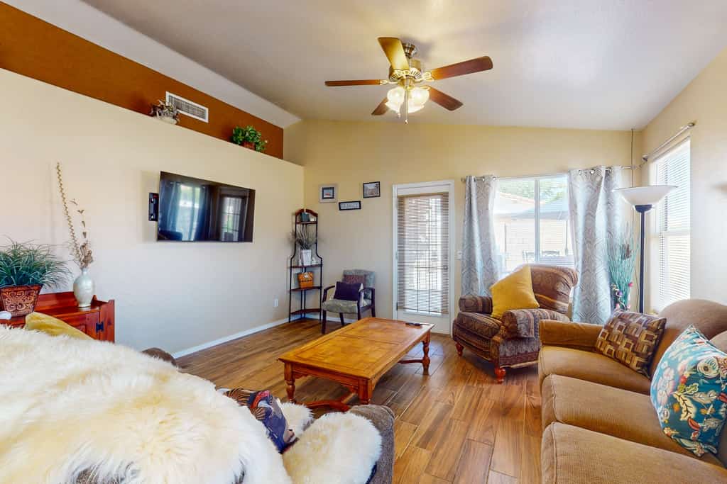 Charming Glendale retreat with an alfresco patio - near parks