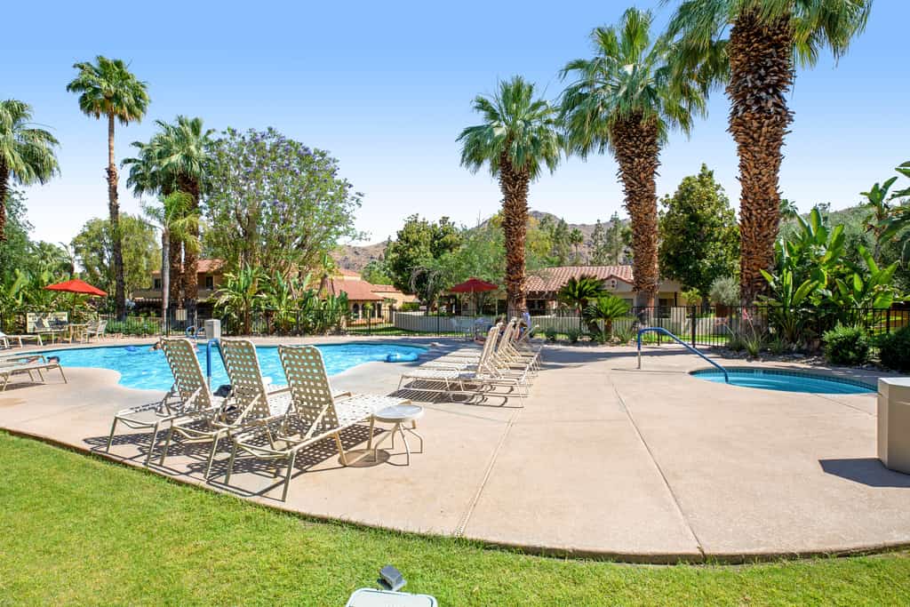 Second-floor condo with gorgeous view, pool, hot tub & tennis - 2 dogs OK
