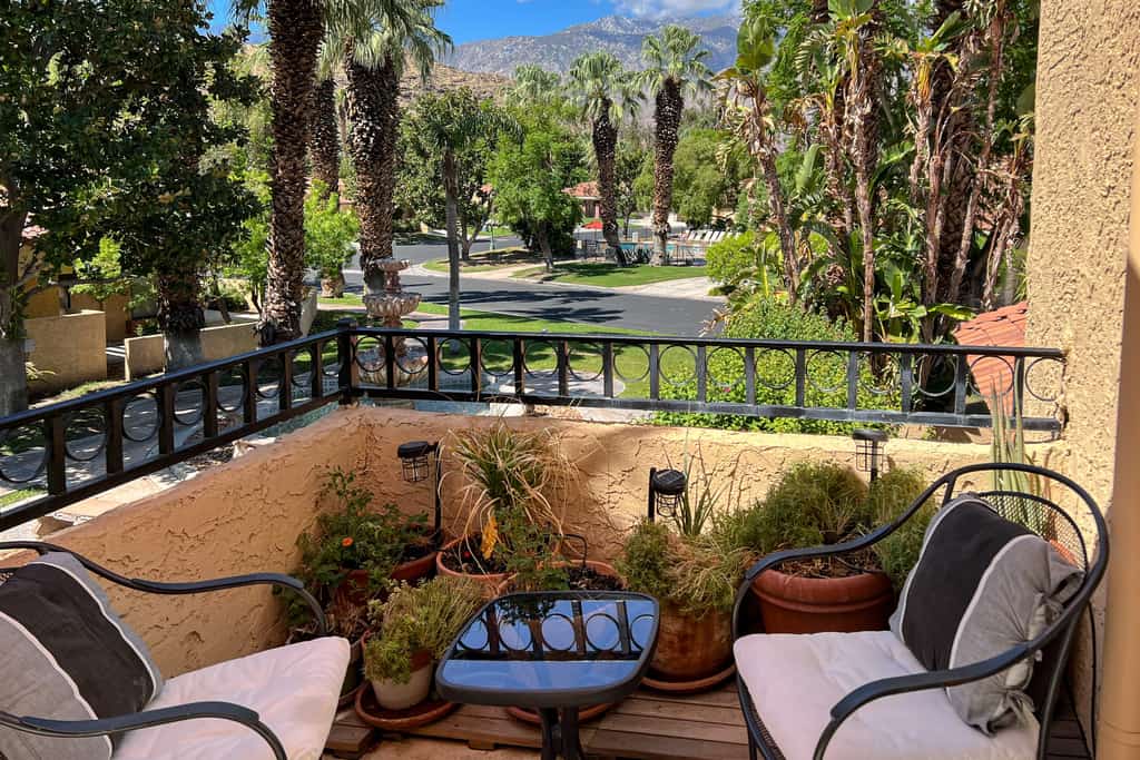 Second-floor condo with gorgeous view, pool, hot tub & tennis - 2 dogs OK