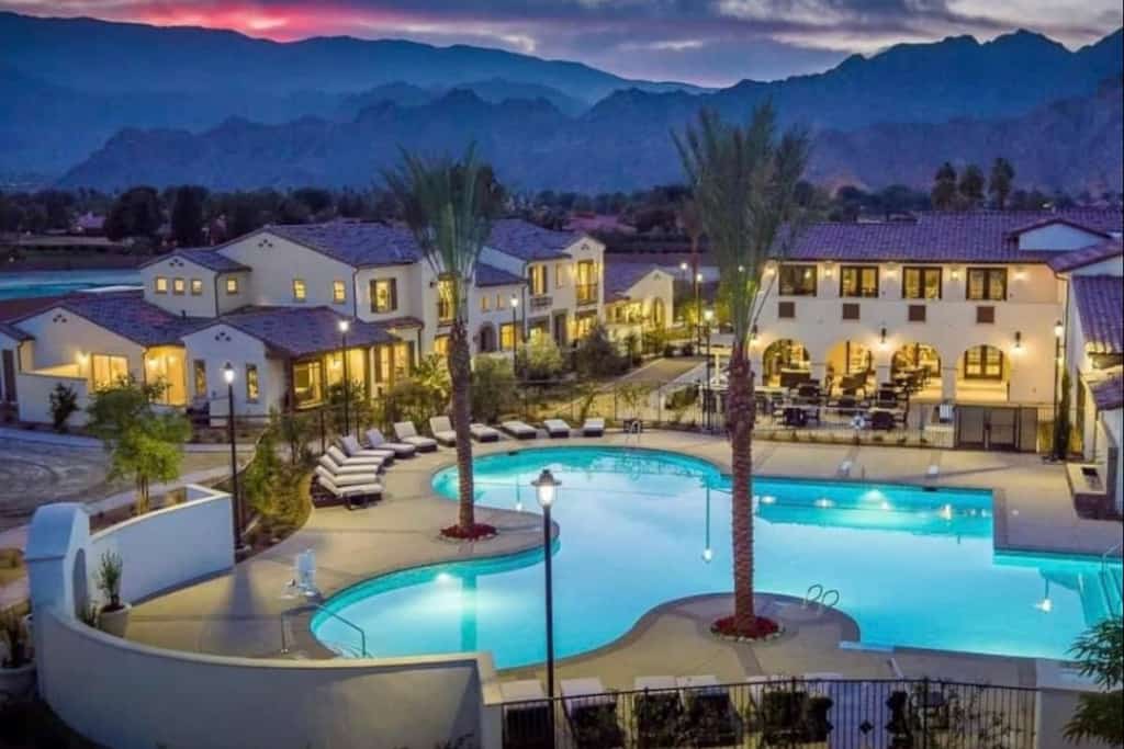 Brand new mountain view home with pool, hot tub, & kitchen - center of PGA West