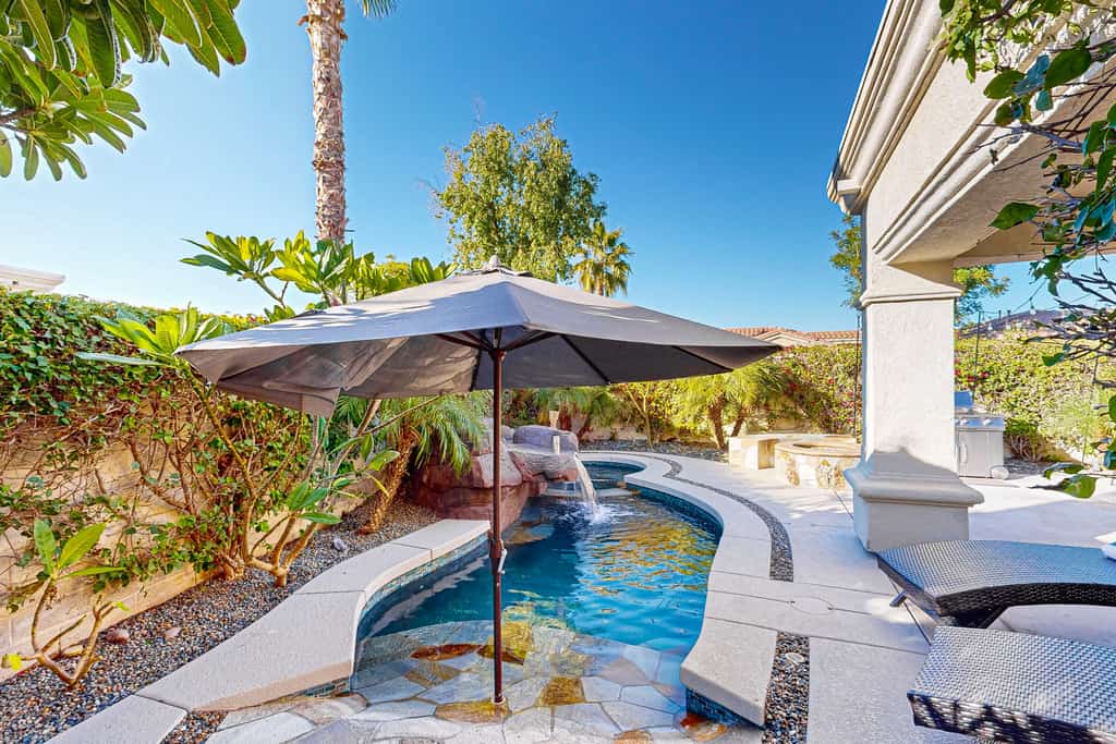 Beautiful home with private pool, hot tub, and outdoor games - golf nearby