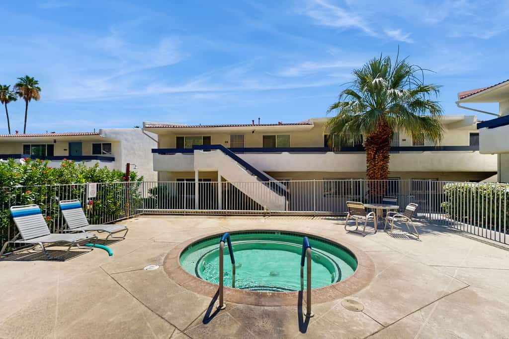 Mountain View Condo Close to Downtown with Balcony & Shared Pool/Spa/Tennis
