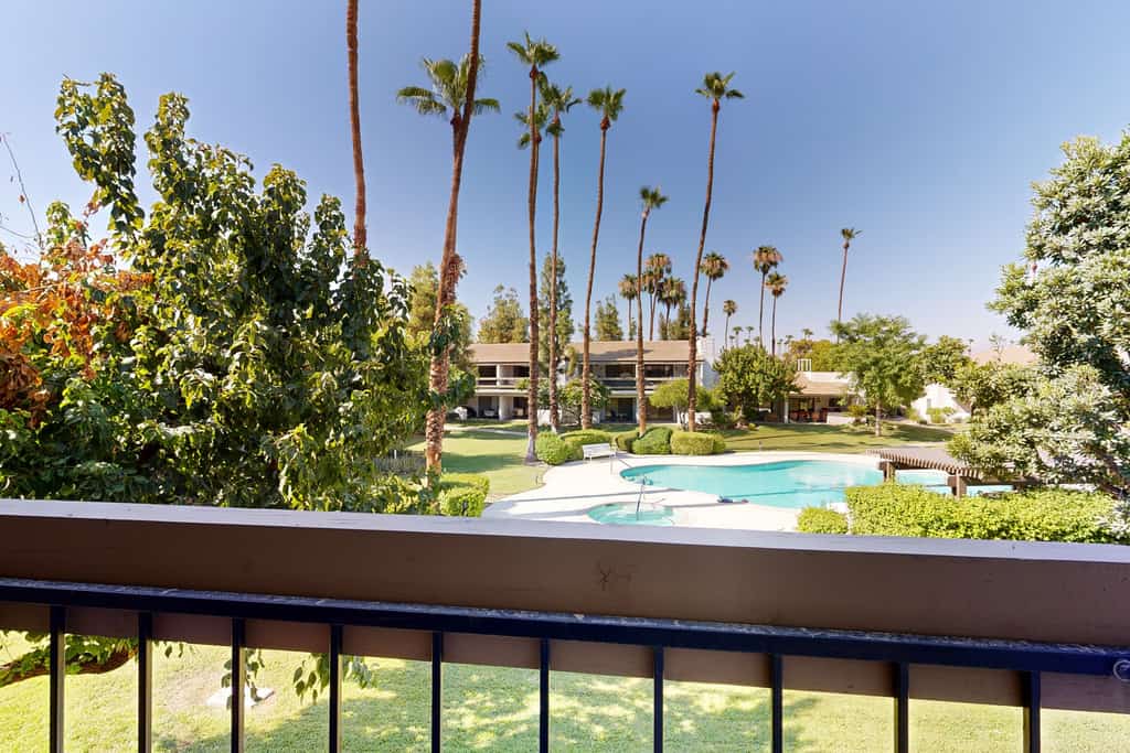 Spectacular condo with pool, hot tub, golf, tennis & private balcony