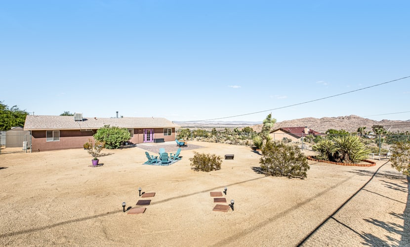 Centrally located dog-friendly desert home with swing set, books & enclosed yard