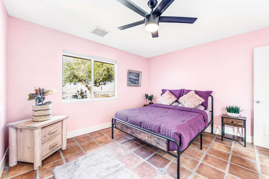 Centrally located dog-friendly desert home with swing set, books & enclosed yard