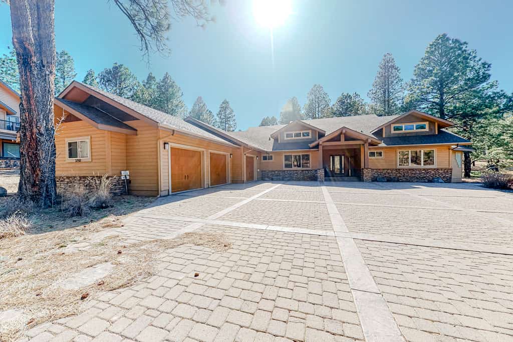 Elegant Flagstaff Golf Club estate with exquisite views, fireplace