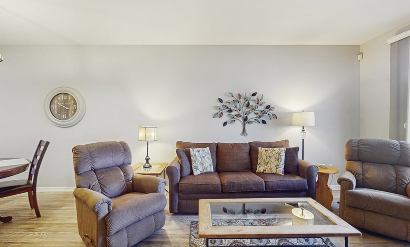 Lakefront condo with private washer/dryer, central AC & heated pool
