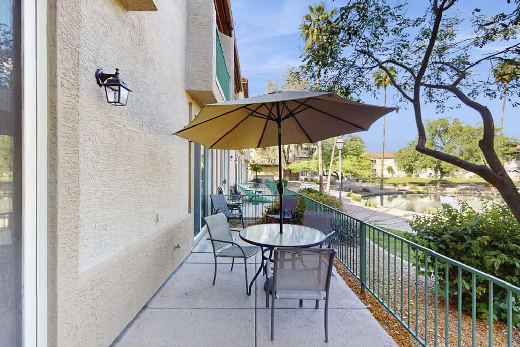 Lakefront condo with private washer/dryer, central AC & heated pool