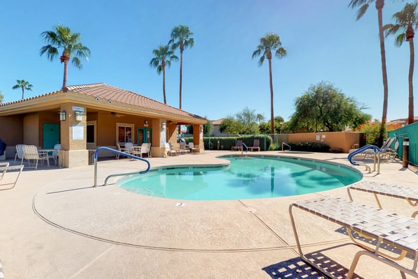 Lakefront condo with private washer/dryer, central AC & heated pool