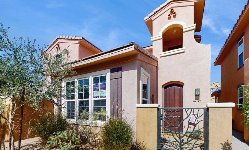 Two story home w/ patio, grill, mountain views & community saltwater pool