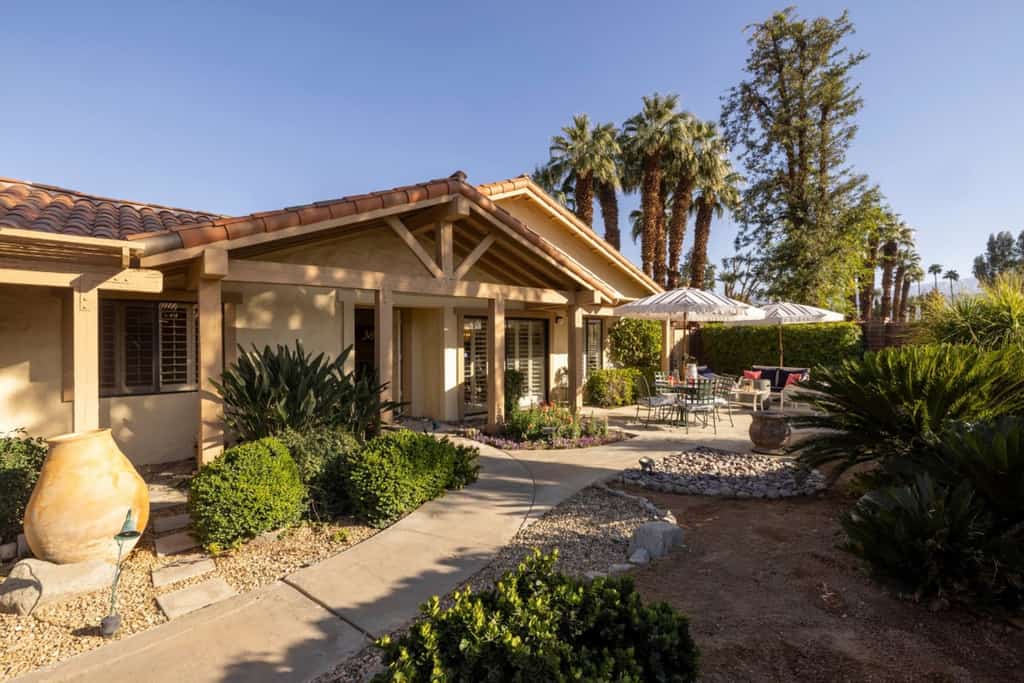 Charming condo with pool, hot tub, fireplace, wet bar, & W/D
