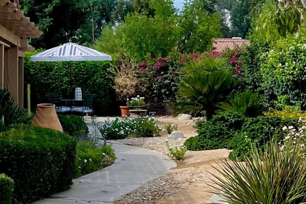 Charming condo with pool, hot tub, fireplace, wet bar, & W/D