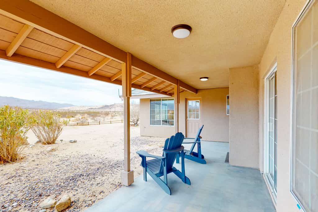 Mountain-view desert retreat with central AC, lanai, & washer/dryer
