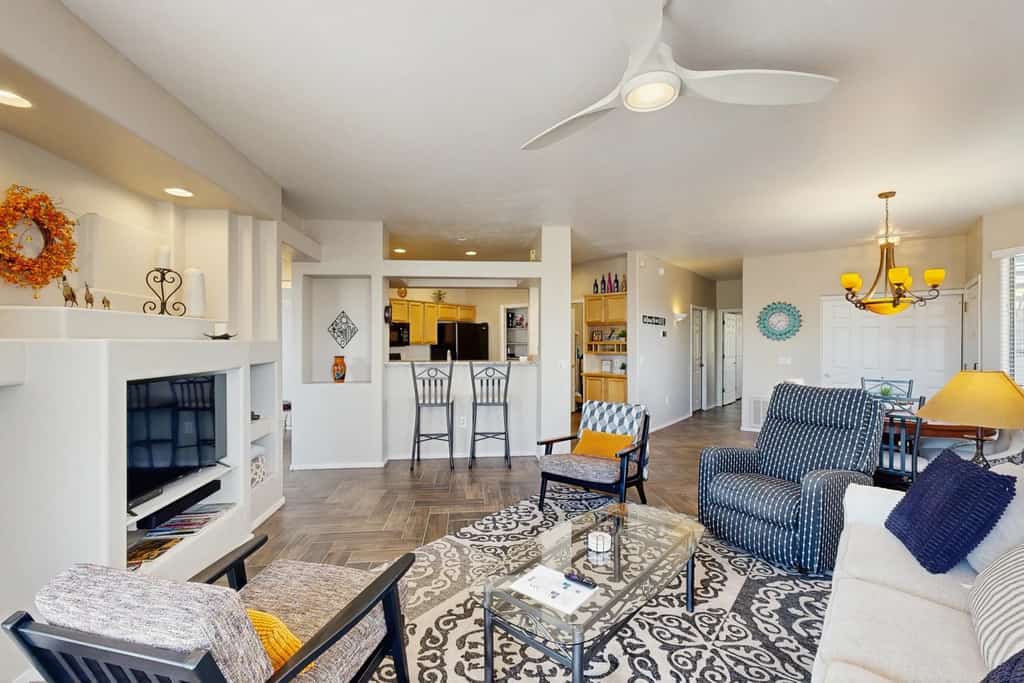 Beautiful first-floor condo with pool, hot tub, & full kitchen - near hiking