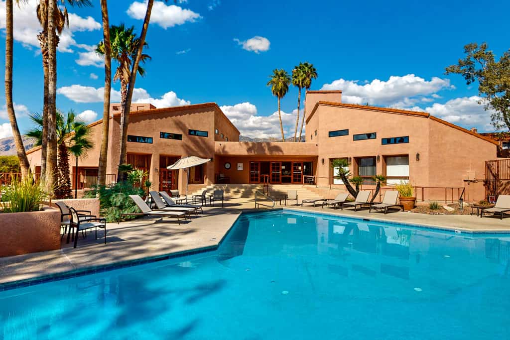 Dog-friendly condo with resort-style pool, hot tub, tennis & mountain-view lanai