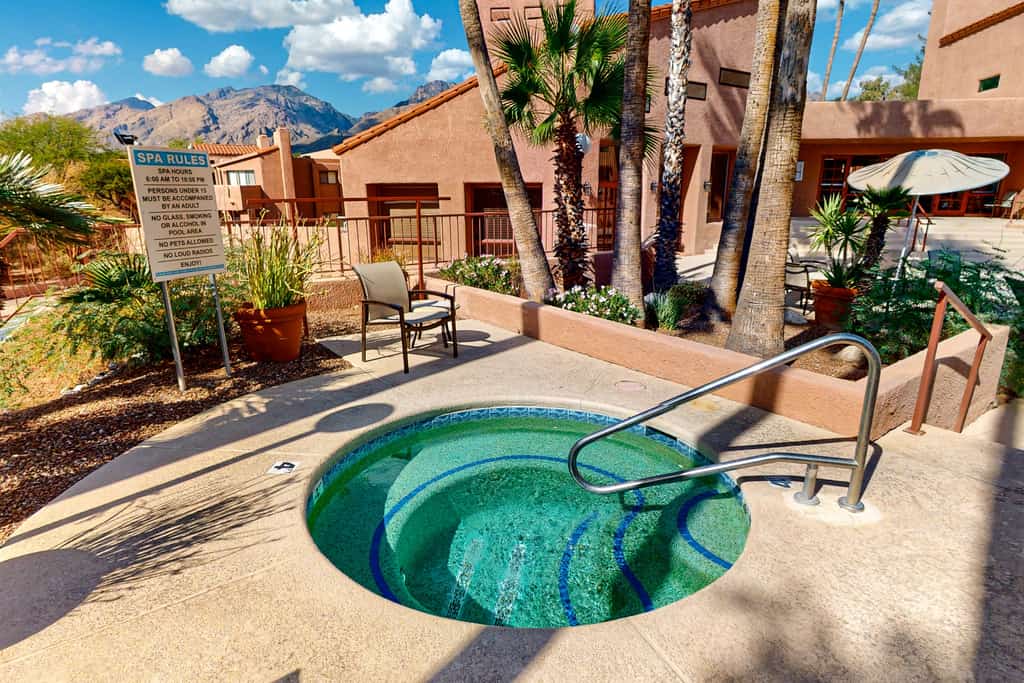 Dog-friendly condo with resort-style pool, hot tub, tennis & mountain-view lanai