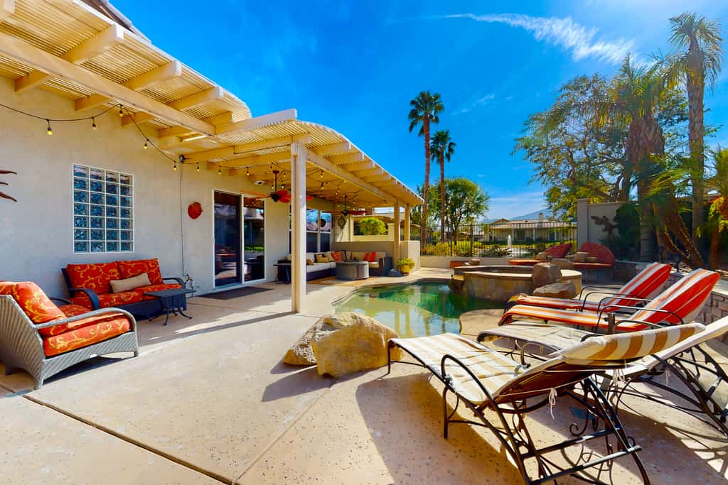 Life by the Palms