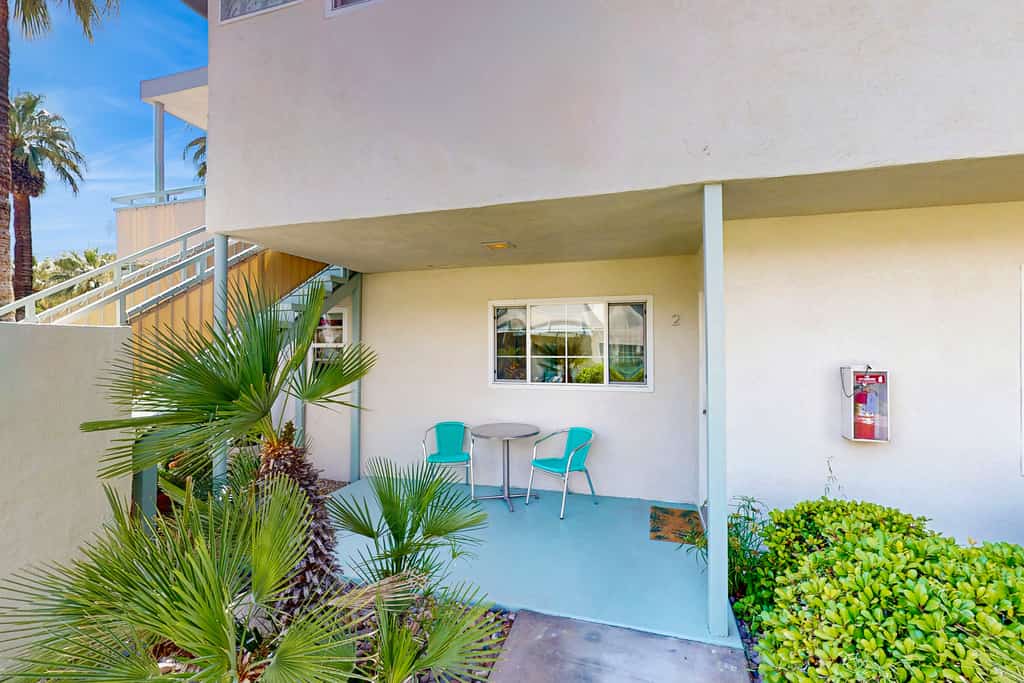 Updated modern condo w/ shared pool & mountain views - near downtown