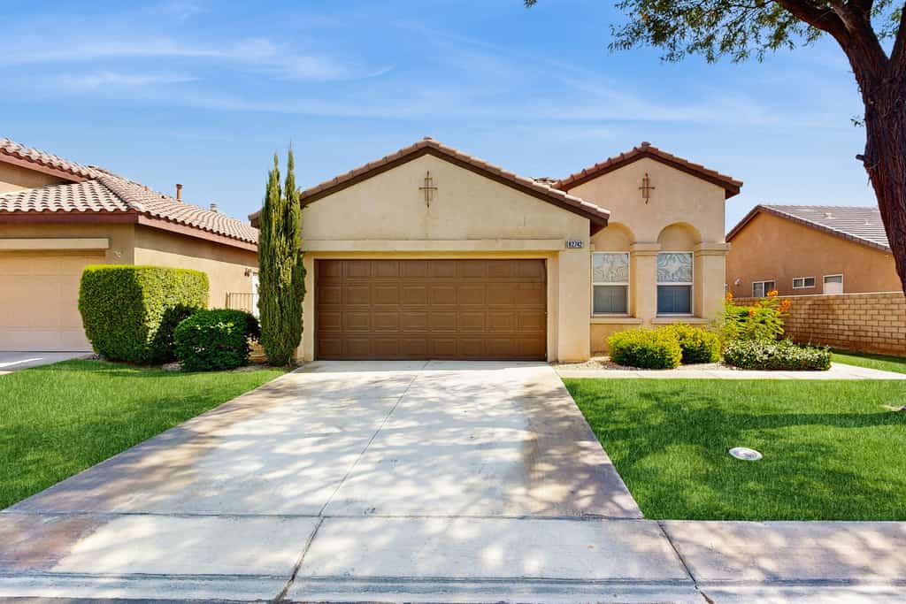 Serene home with pool spa, gas fireplace, AC, pool and golf access - dogs ok