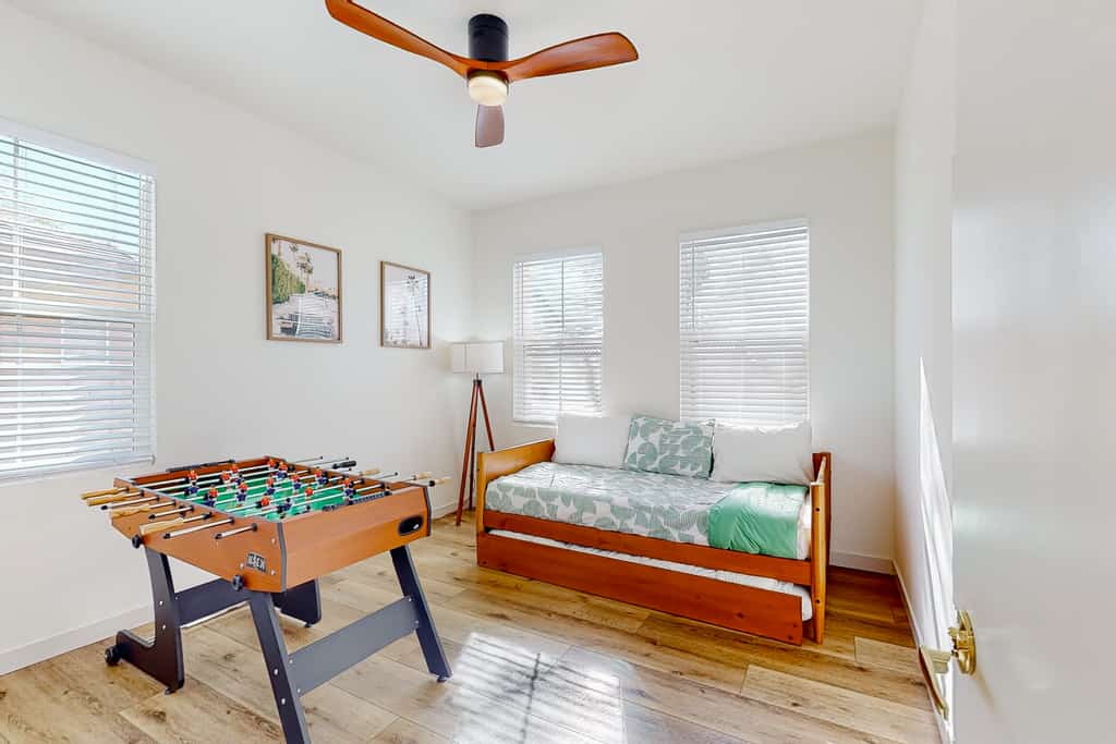 Serene home with pool spa, gas fireplace, AC, pool and golf access - dogs ok