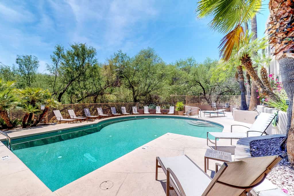 Bright condo with balcony, shared  pool & hot tub, central AC, fireplace