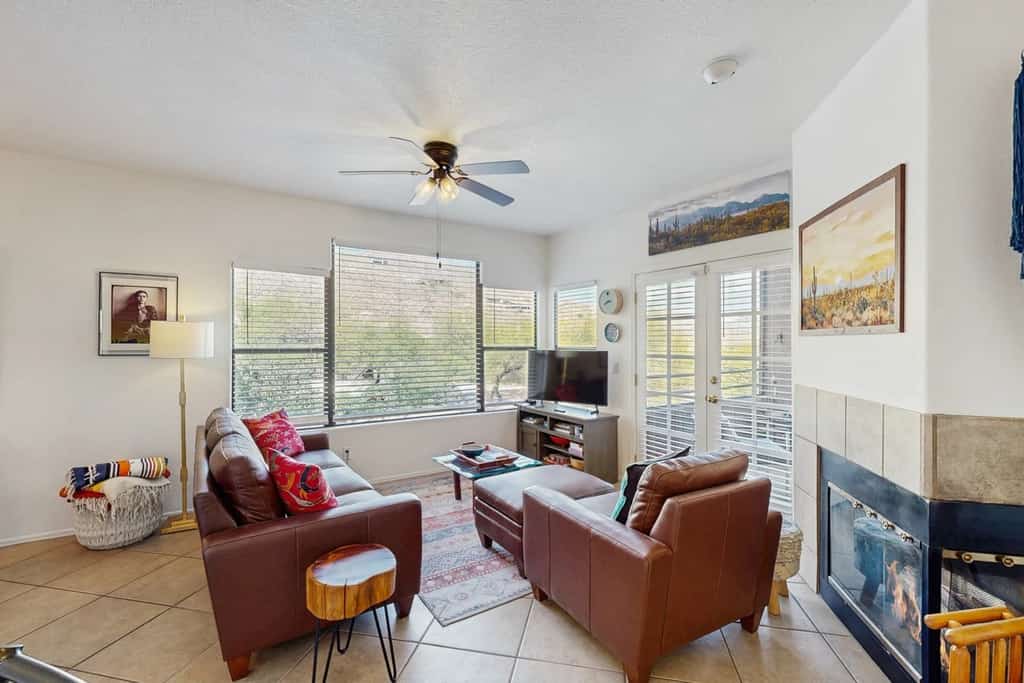 Bright condo with balcony, shared  pool & hot tub, central AC, fireplace