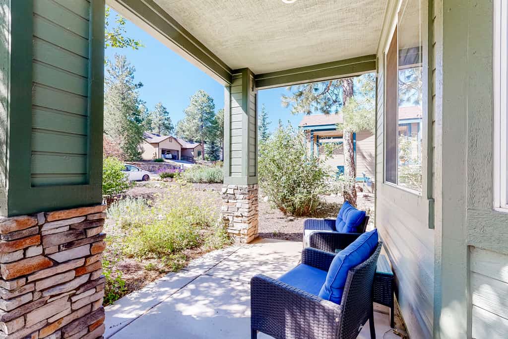 Adventurer's retreat with PS5, modern kitchen, private patio, & desert views