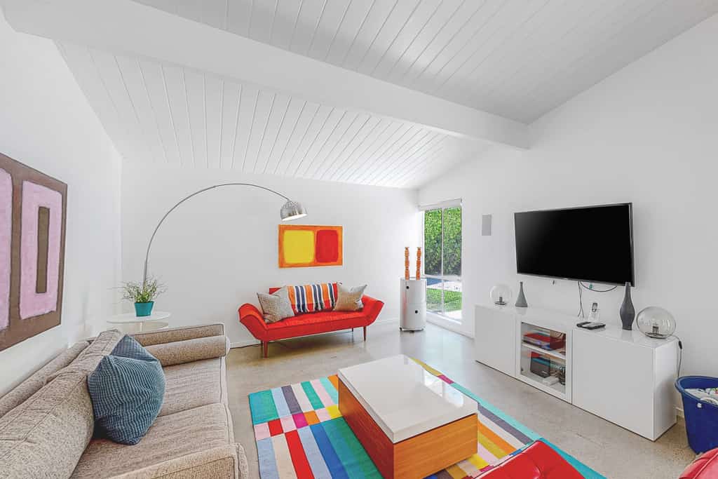 Sophisticated & modern home w/private gas grill, heated outdoor pool, large lawn