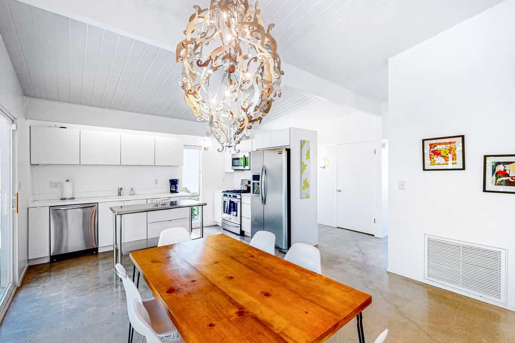 Sophisticated & modern home w/private gas grill, heated outdoor pool, large lawn