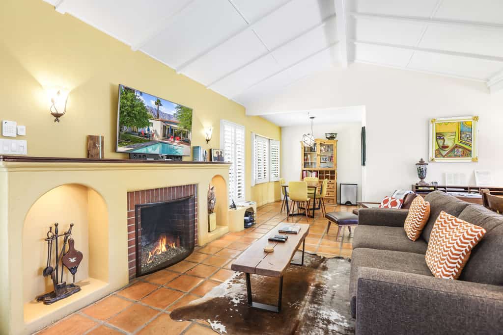 Charming desert getaway with lush garden, private pool & spa - close to downtown