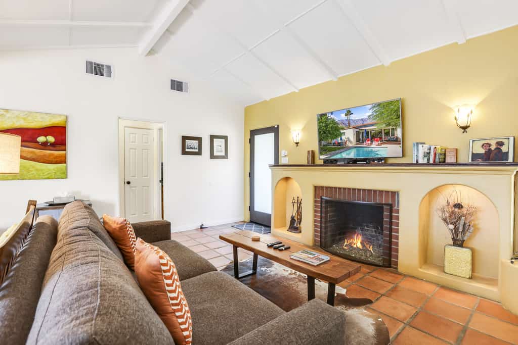 Charming desert getaway with lush garden, private pool & spa - close to downtown