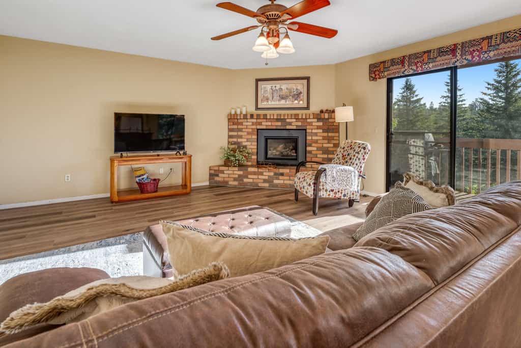Placid home with new fireplace, full kitchen, gas grill, patio, & washer/dryer