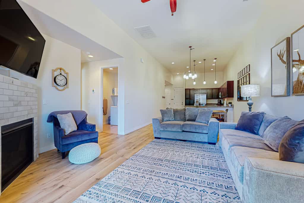 Elegant home with mountain views, bbq grill, games, & bikes