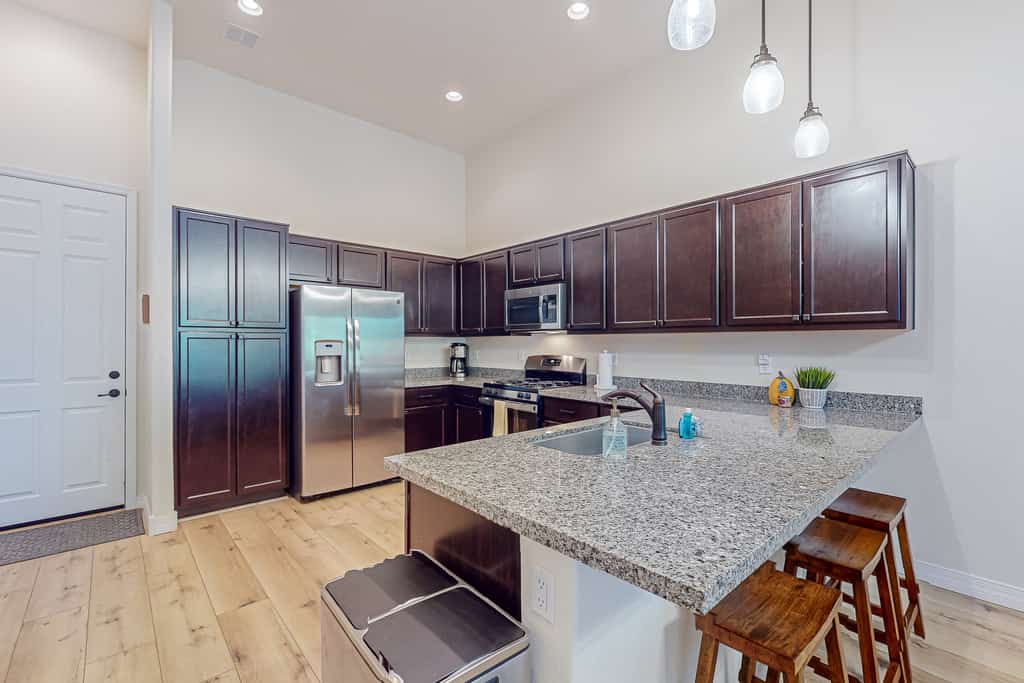 Elegant home with mountain views, bbq grill, games, & bikes