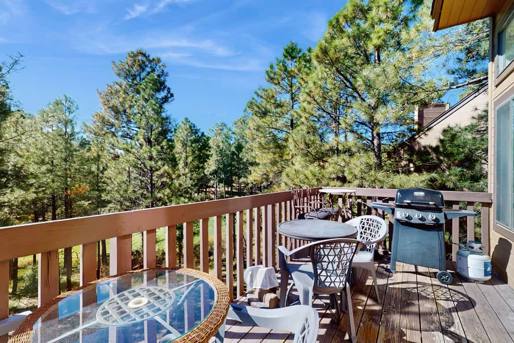 Comfy townhome with balcony, patio, fireplace, grill & W/D - quiet location