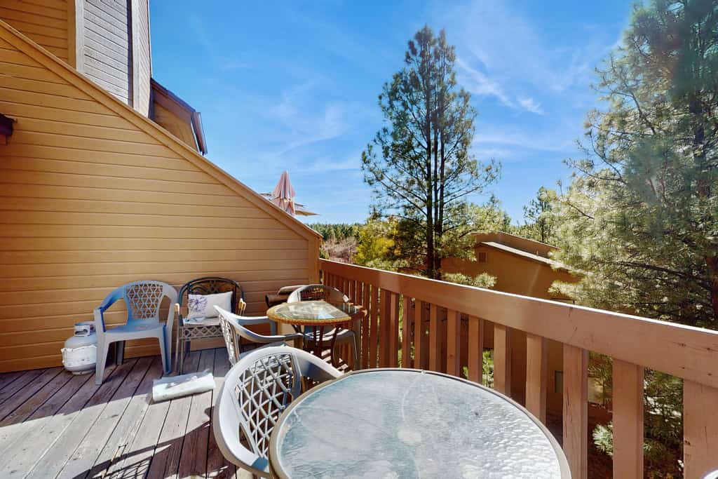 Comfy townhome with balcony, patio, fireplace, grill & W/D - quiet location