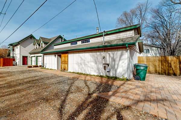 Downtown guest house with yard, grill, streaming, fireplace, & washer/dryer