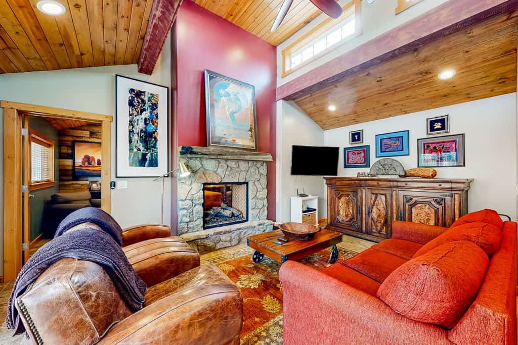 Downtown guest house with yard, grill, streaming, fireplace, & washer/dryer