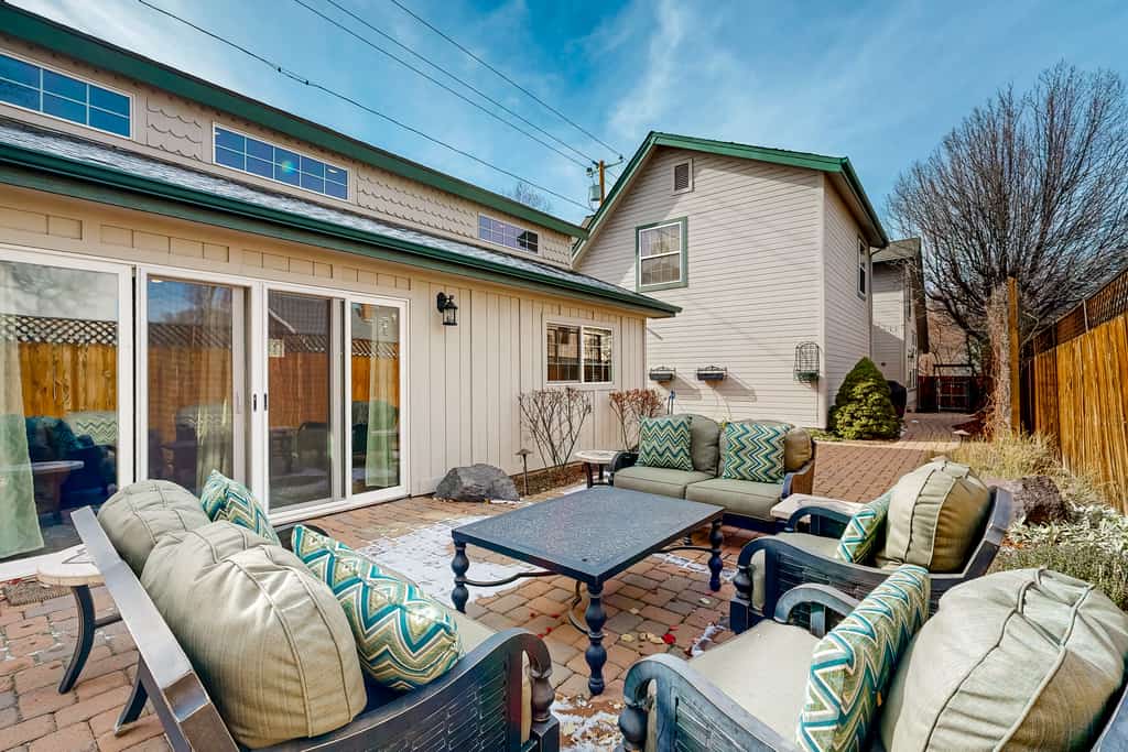 Downtown guest house with yard, grill, streaming, fireplace, & washer/dryer