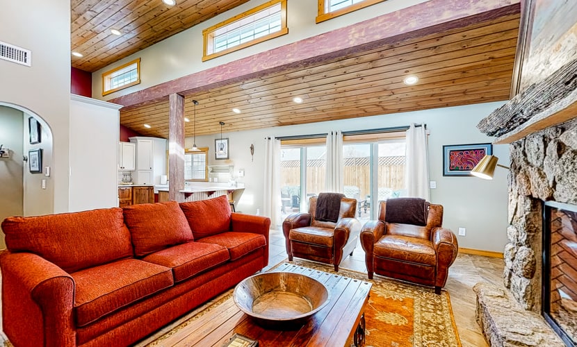 Downtown guest house with yard, grill, streaming, fireplace, & washer/dryer