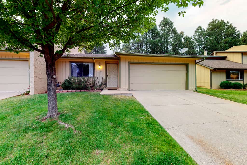 Golf Course Front Townhouse w/Deck, Patio, Gas Grill, Free WiFi, Wood Fireplace