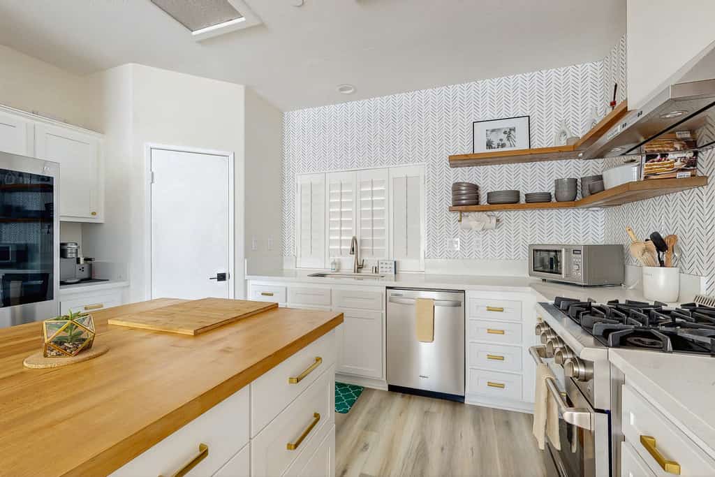 Luxe Palm Springs home with pool, covered outdoor kitchen, & mtn views, dogs OK
