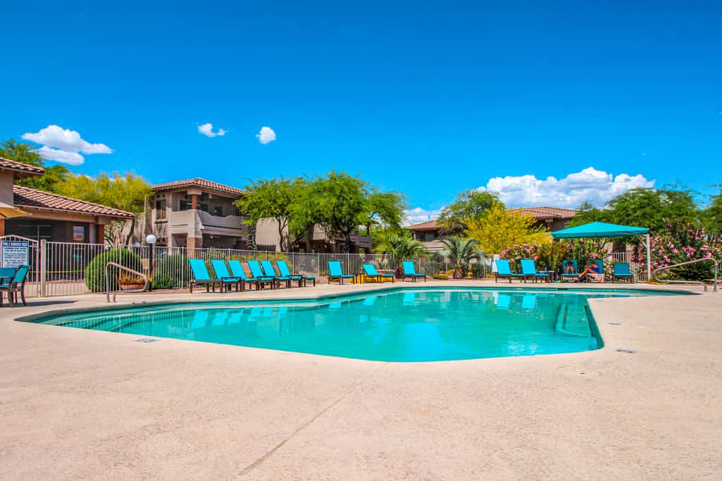 Updated desert gem with pool, high-speed WiFi & W/D - snowbird-friendly