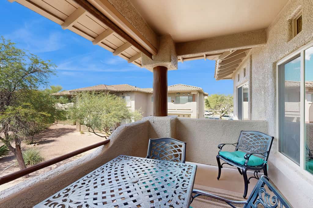 Updated desert gem with pool, high-speed WiFi & W/D - snowbird-friendly